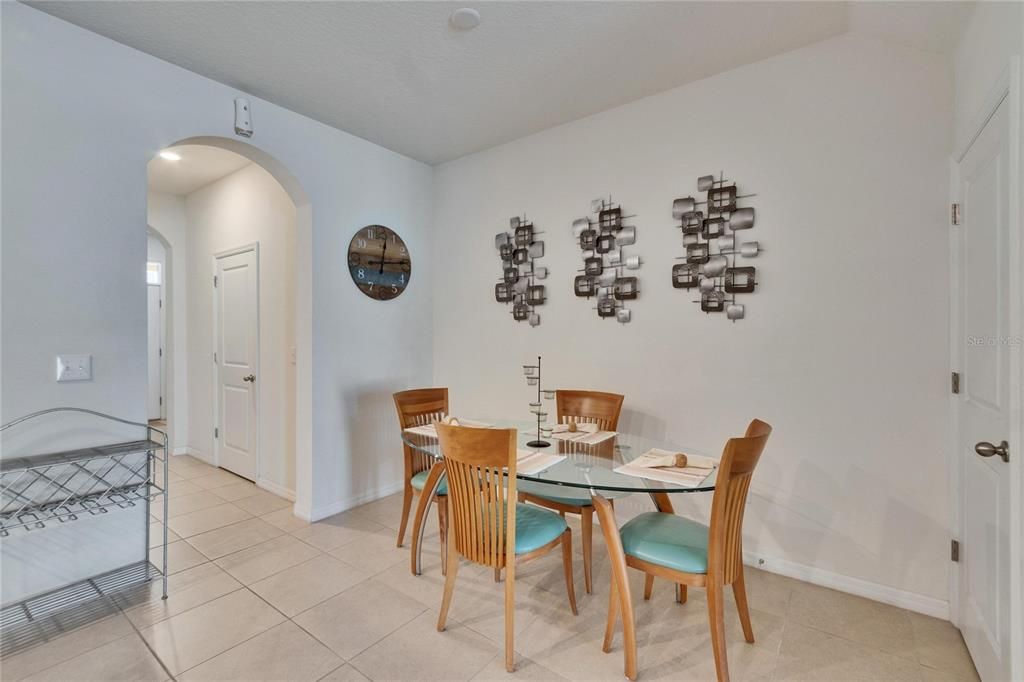 На продажу: $255,900 (3 спален, 2 ванн, 1707 Квадратных фут)