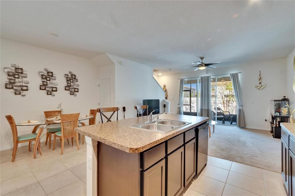 На продажу: $255,900 (3 спален, 2 ванн, 1707 Квадратных фут)