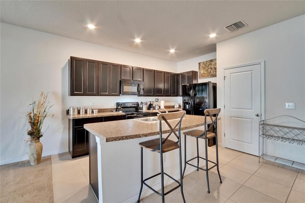 На продажу: $255,900 (3 спален, 2 ванн, 1707 Квадратных фут)