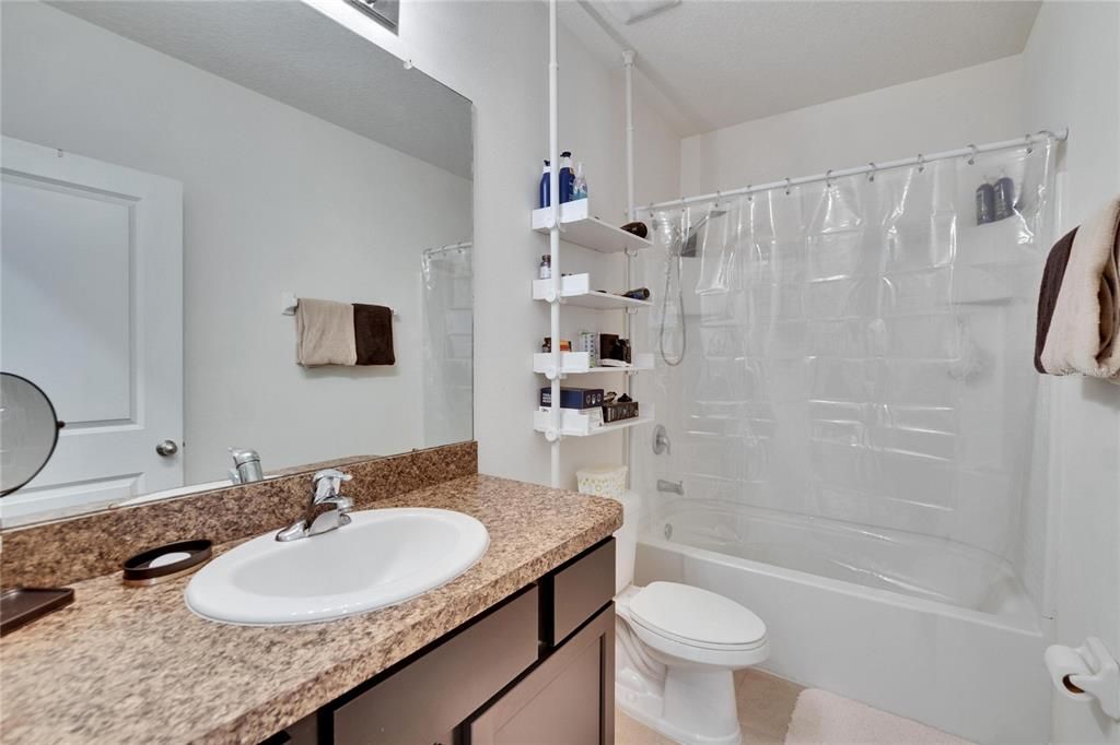 На продажу: $255,900 (3 спален, 2 ванн, 1707 Квадратных фут)