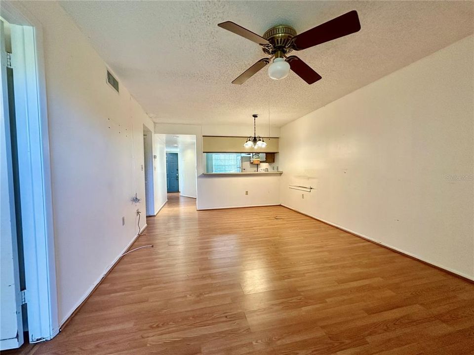 待售: $165,000 (2 贝兹, 2 浴室, 865 平方英尺)