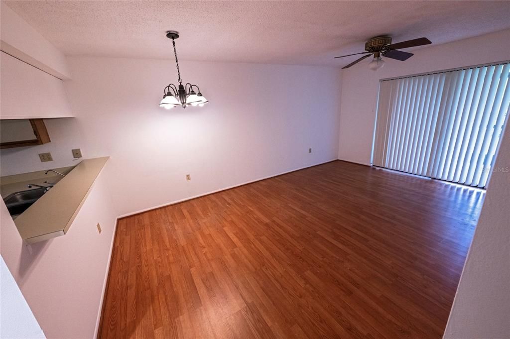 待售: $165,000 (2 贝兹, 2 浴室, 865 平方英尺)