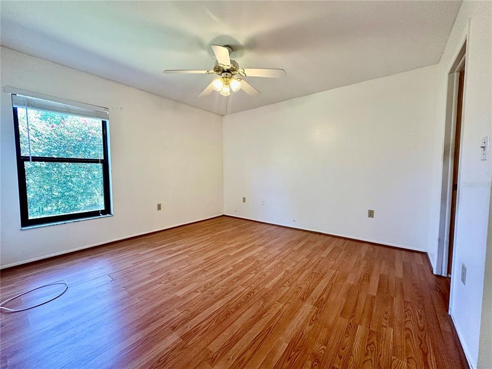 待售: $165,000 (2 贝兹, 2 浴室, 865 平方英尺)