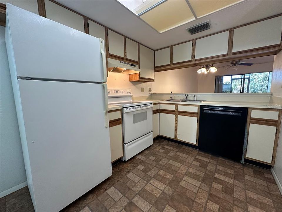 待售: $165,000 (2 贝兹, 2 浴室, 865 平方英尺)