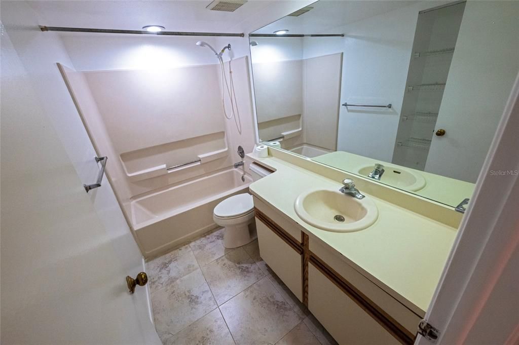 待售: $165,000 (2 贝兹, 2 浴室, 865 平方英尺)