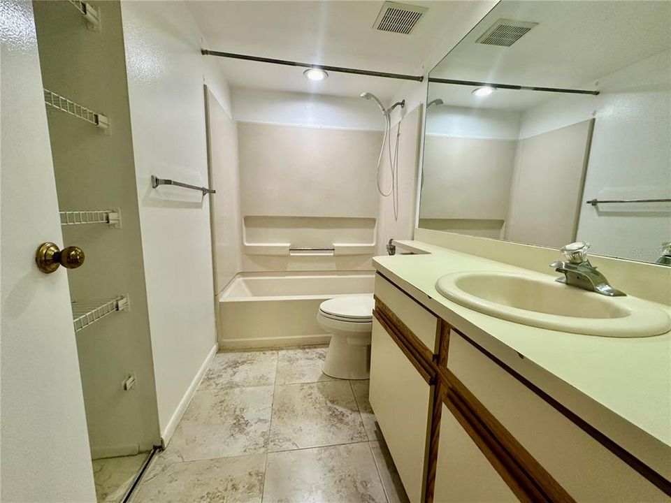 待售: $165,000 (2 贝兹, 2 浴室, 865 平方英尺)