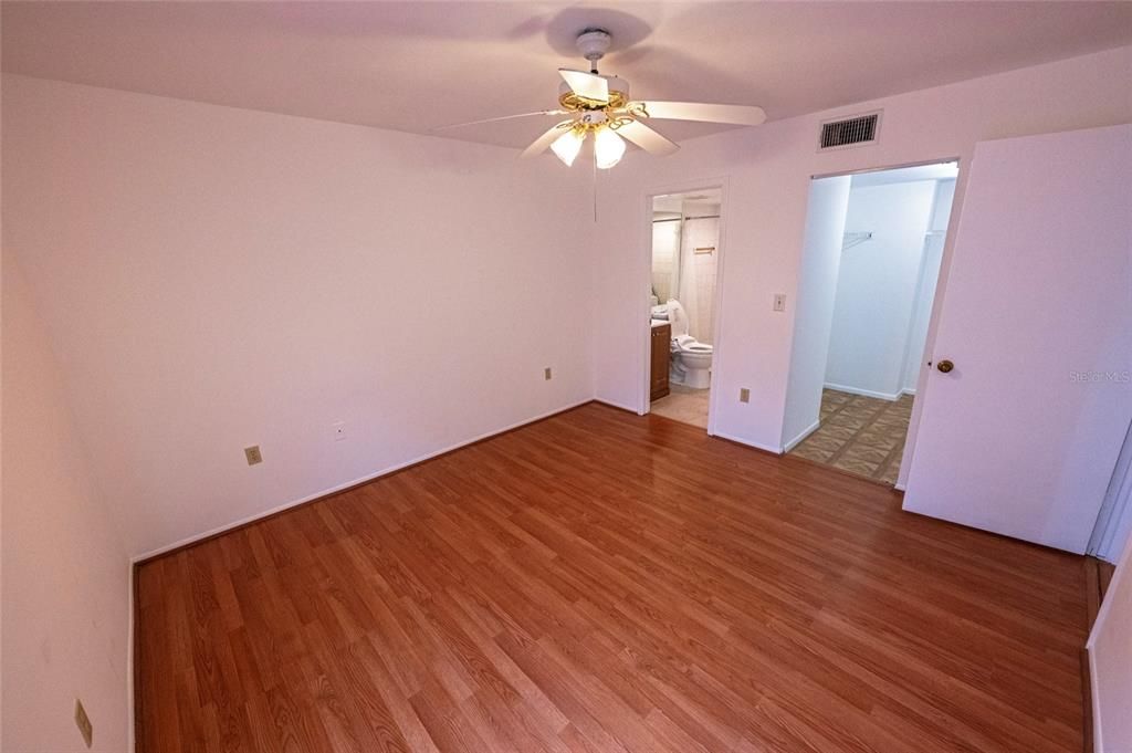 待售: $165,000 (2 贝兹, 2 浴室, 865 平方英尺)