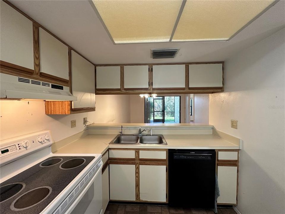 待售: $165,000 (2 贝兹, 2 浴室, 865 平方英尺)