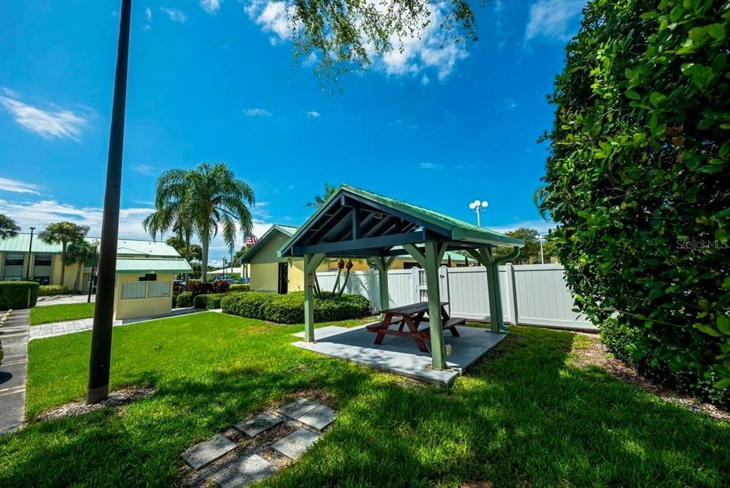 待售: $165,000 (2 贝兹, 2 浴室, 865 平方英尺)