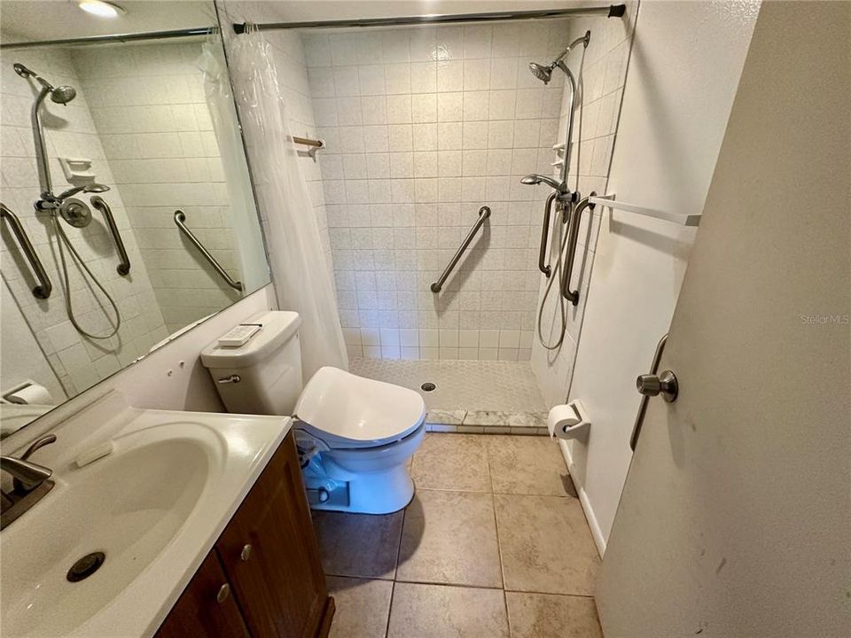 待售: $165,000 (2 贝兹, 2 浴室, 865 平方英尺)