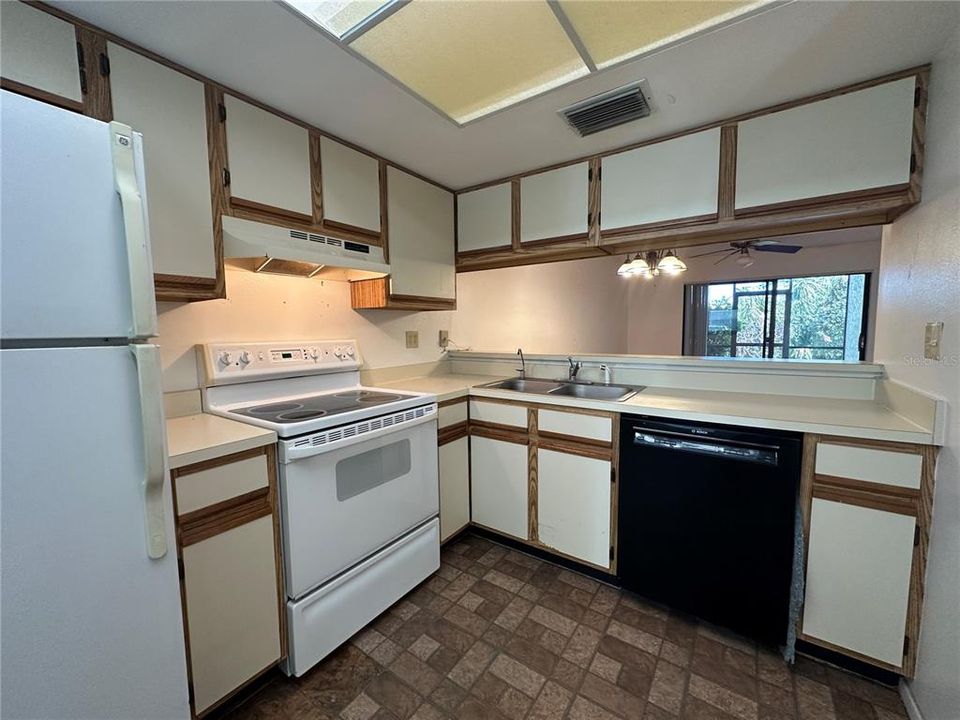 待售: $165,000 (2 贝兹, 2 浴室, 865 平方英尺)