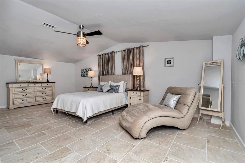 For Sale: $4,000,000 (6 beds, 5 baths, 6100 Square Feet)