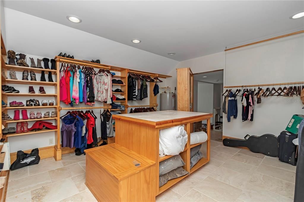 For Sale: $4,000,000 (6 beds, 5 baths, 6100 Square Feet)