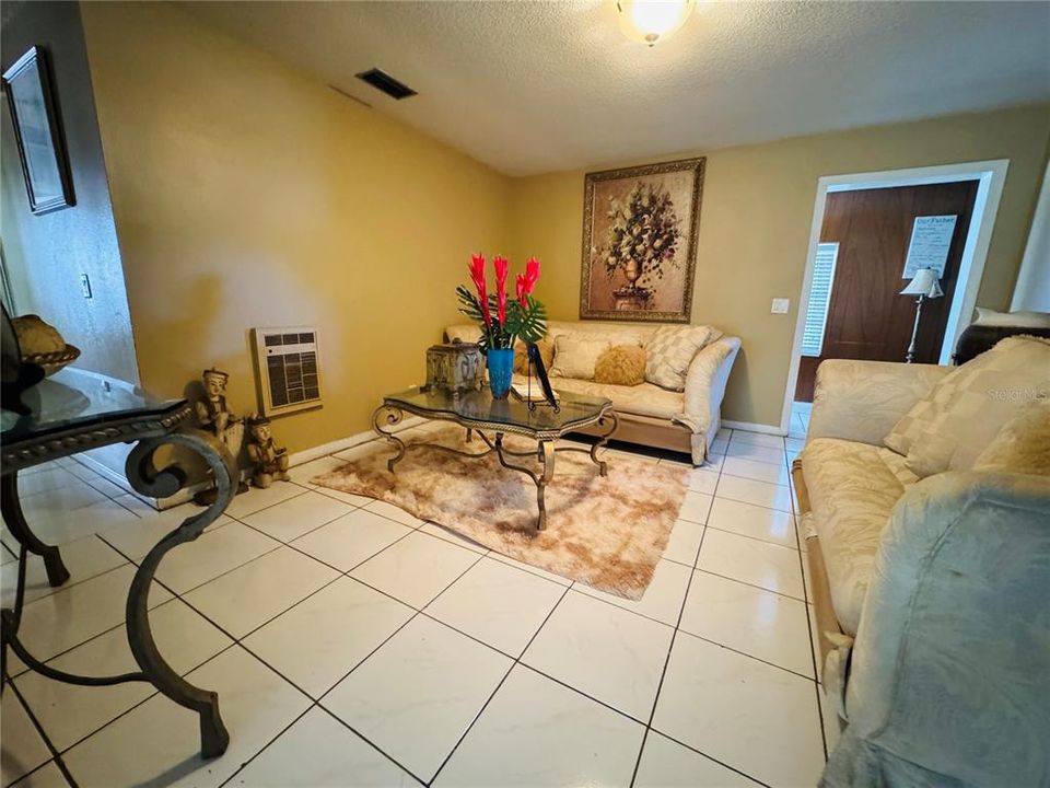 For Sale: $190,000 (3 beds, 1 baths, 1208 Square Feet)