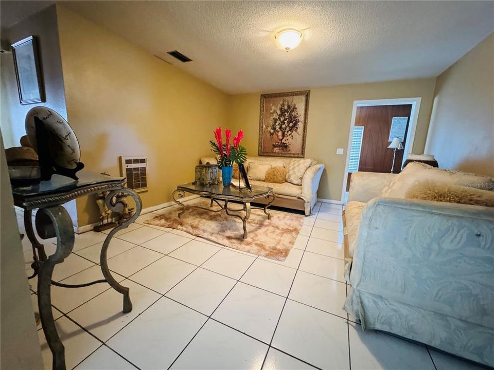For Sale: $190,000 (3 beds, 1 baths, 1208 Square Feet)