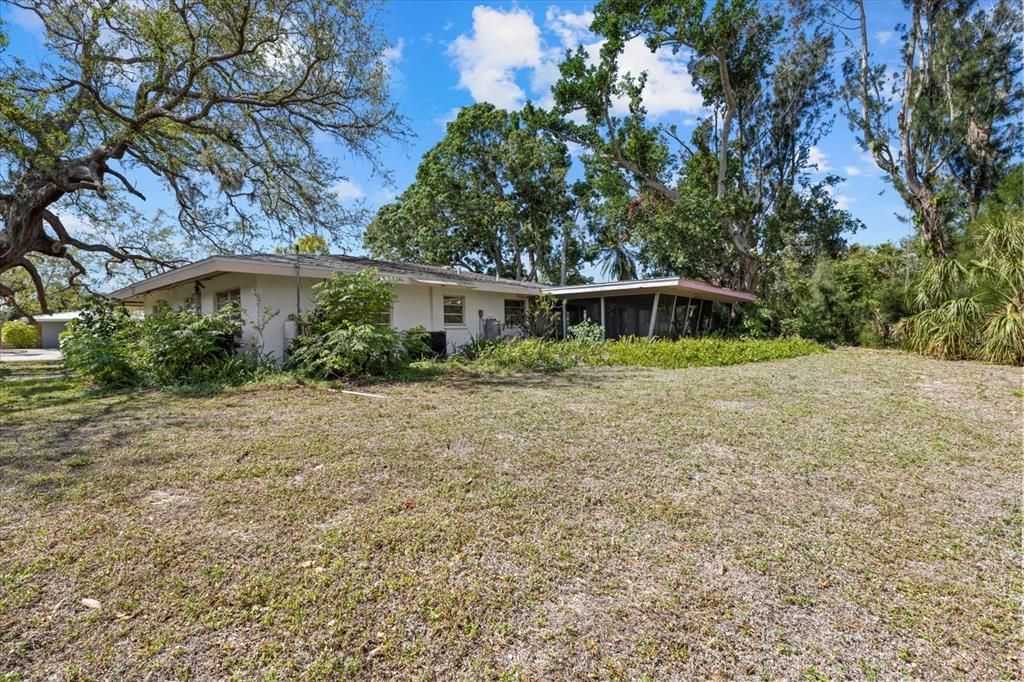 Active With Contract: $500,000 (3 beds, 3 baths, 1907 Square Feet)