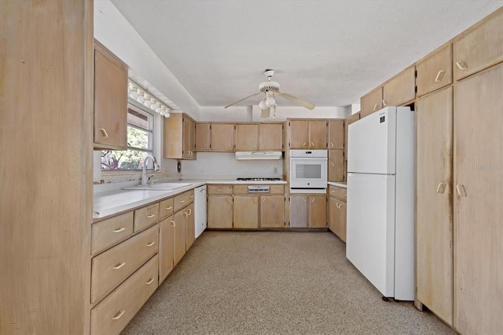 Active With Contract: $500,000 (3 beds, 3 baths, 1907 Square Feet)