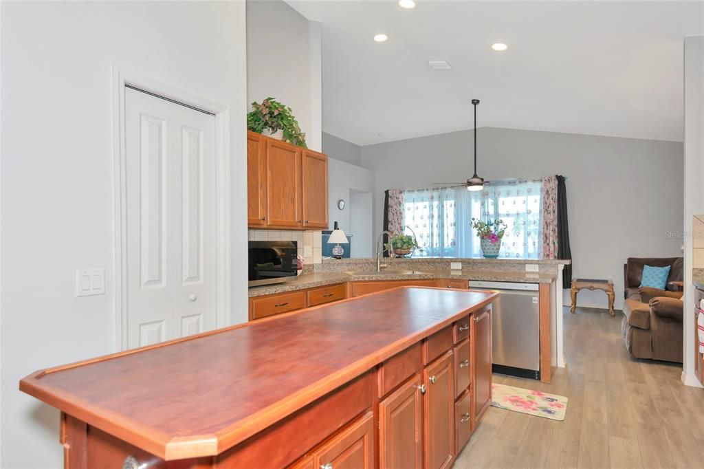 待售: $335,000 (3 贝兹, 2 浴室, 2023 平方英尺)