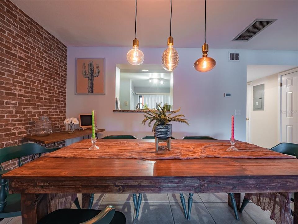 На продажу: $222,500 (3 спален, 2 ванн, 1950 Квадратных фут)