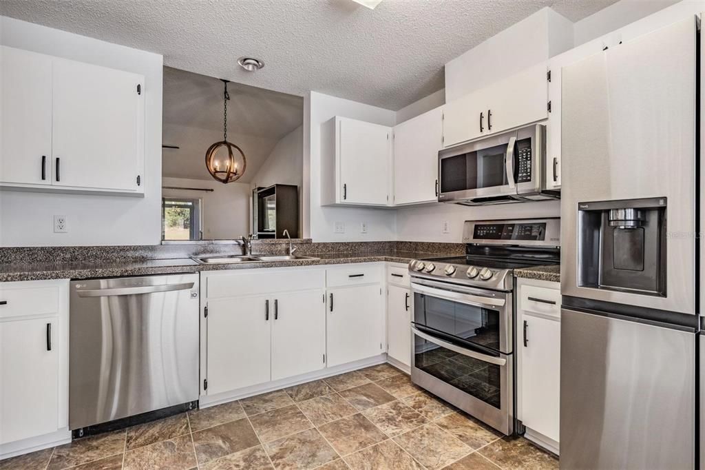 For Sale: $274,900 (3 beds, 2 baths, 1322 Square Feet)