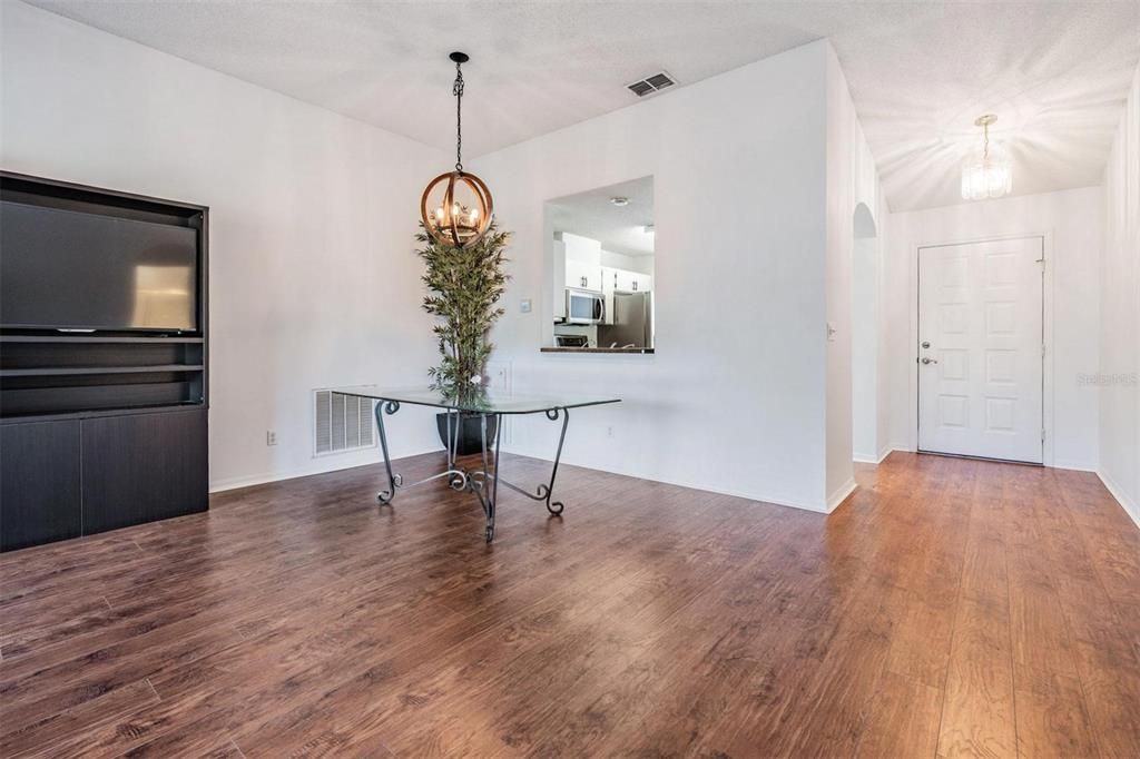 For Sale: $274,900 (3 beds, 2 baths, 1322 Square Feet)