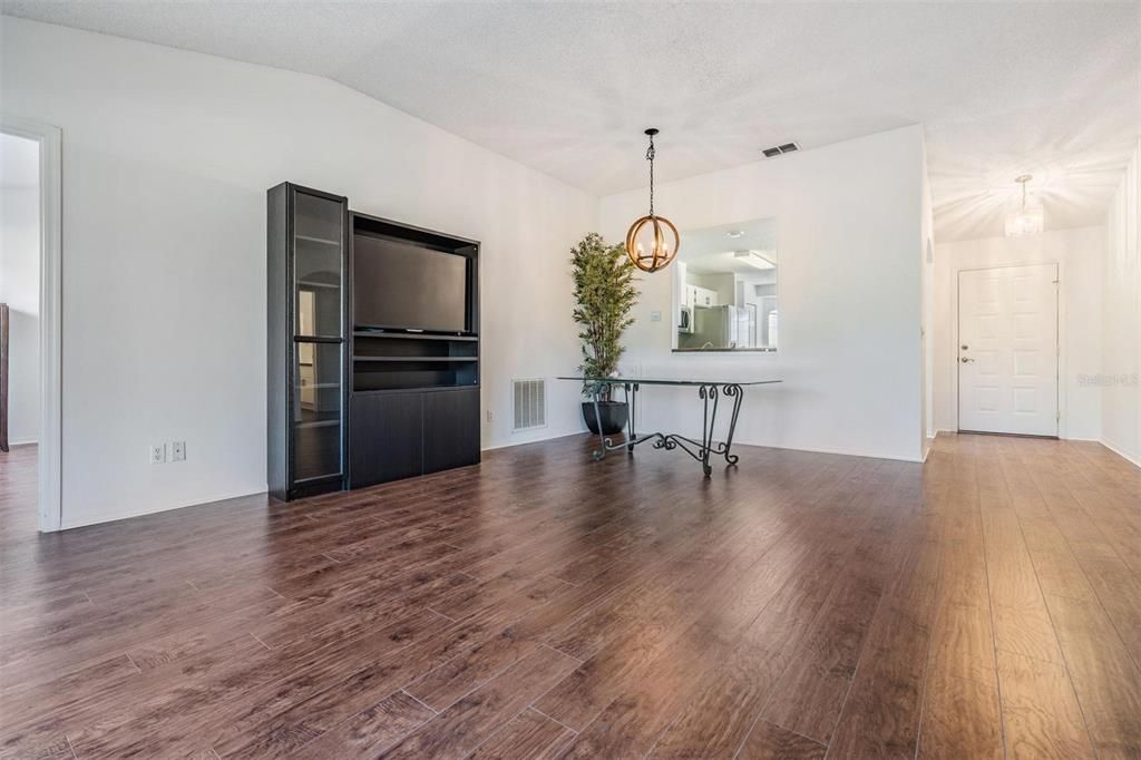 For Sale: $274,900 (3 beds, 2 baths, 1322 Square Feet)
