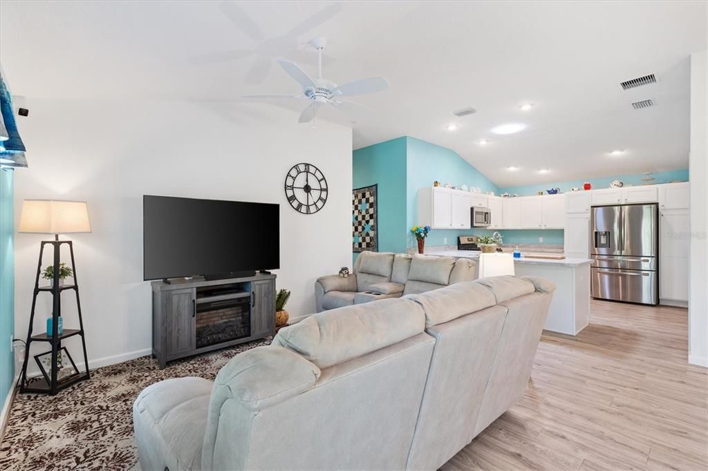 For Sale: $284,990 (2 beds, 2 baths, 1148 Square Feet)