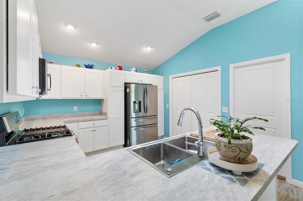 For Sale: $284,990 (2 beds, 2 baths, 1148 Square Feet)
