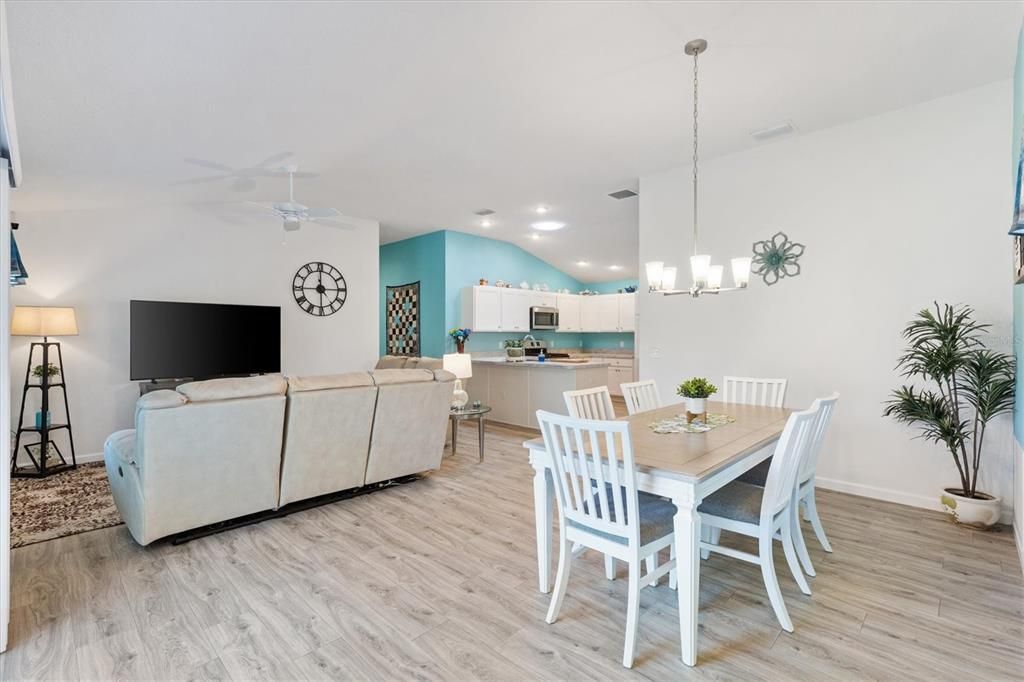 For Sale: $284,990 (2 beds, 2 baths, 1148 Square Feet)