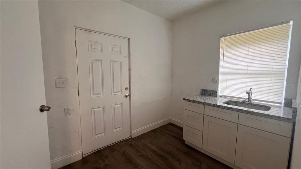 Под контрактом: $279,900 (5 спален, 3 ванн, 1391 Квадратных фут)