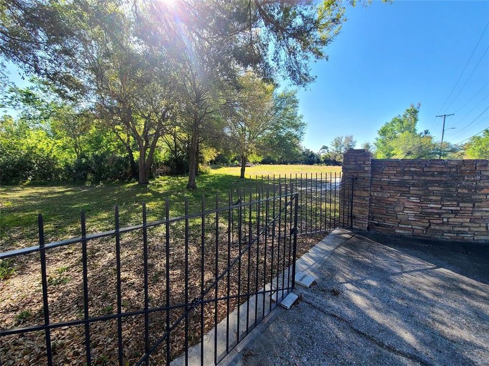 待售: $750,000 (1.46 acres)