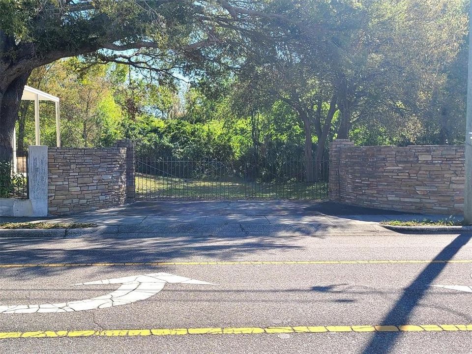 待售: $750,000 (1.46 acres)