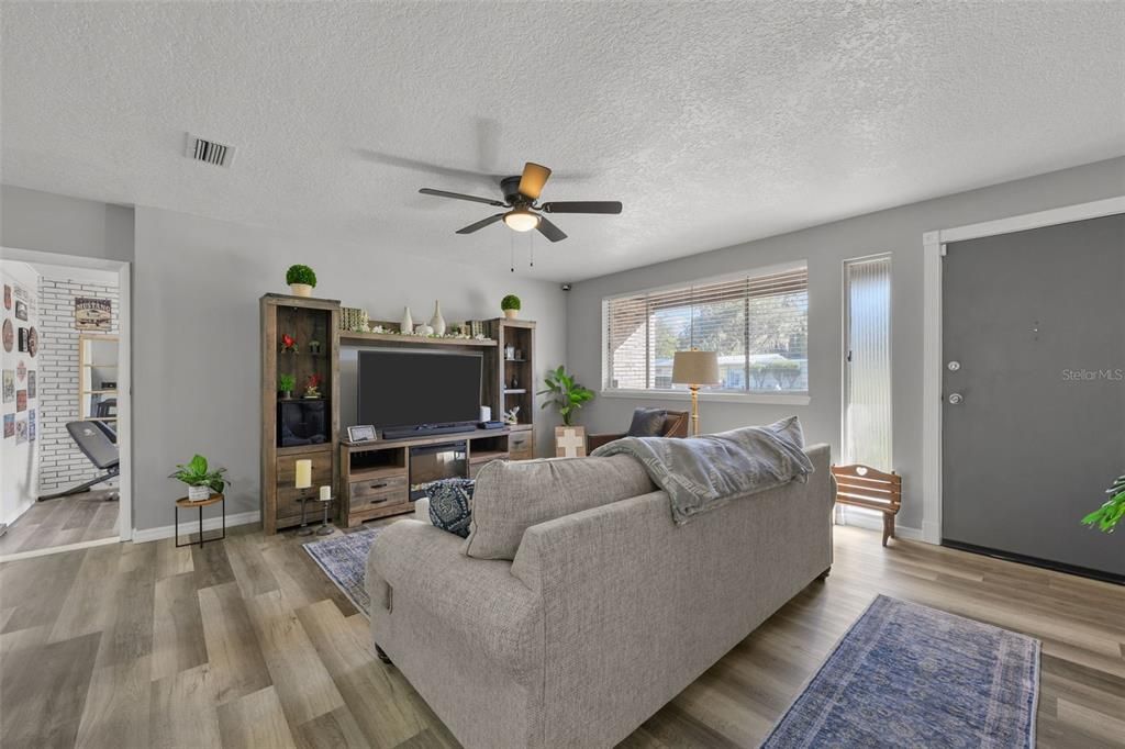 На продажу: $369,990 (3 спален, 2 ванн, 1530 Квадратных фут)