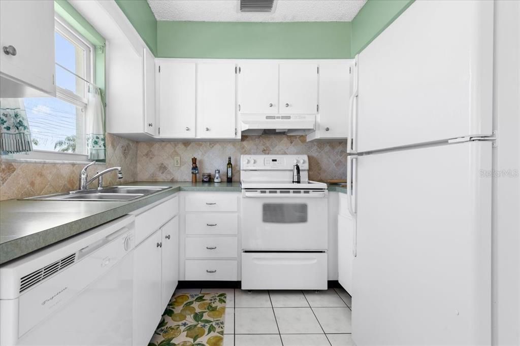 For Sale: $145,000 (2 beds, 2 baths, 1000 Square Feet)