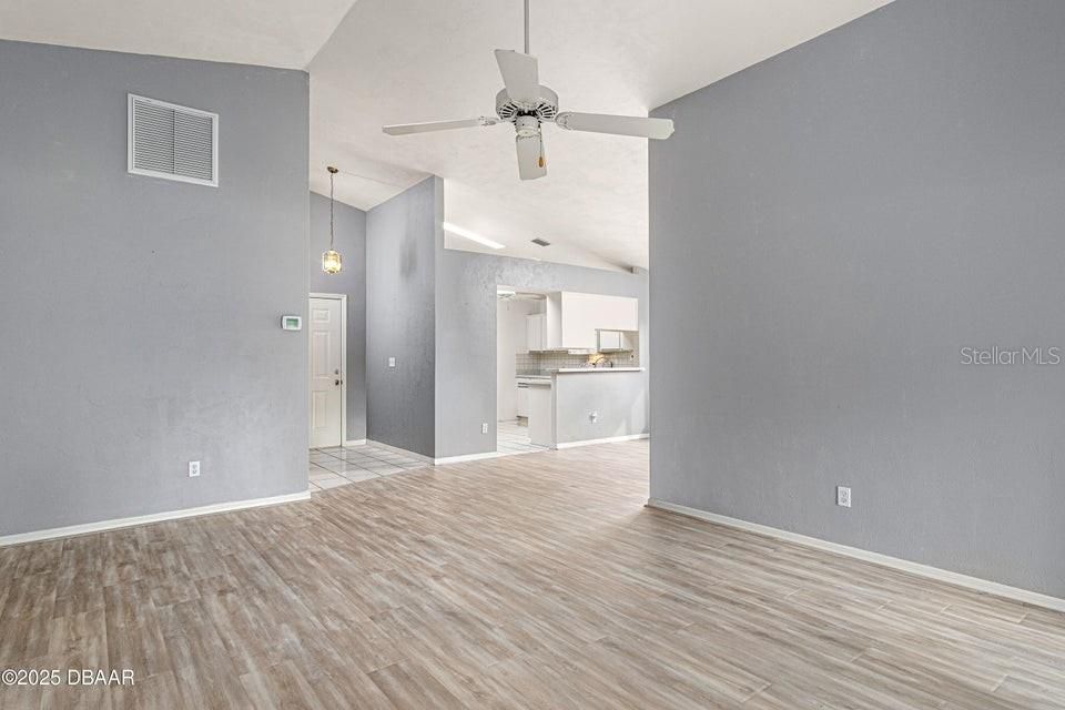 待售: $275,000 (2 贝兹, 2 浴室, 1370 平方英尺)