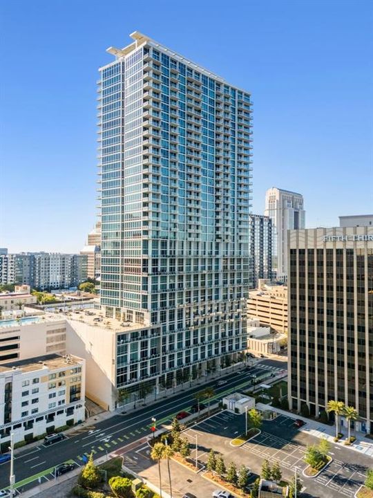 待售: $359,999 (1 贝兹, 1 浴室, 967 平方英尺)