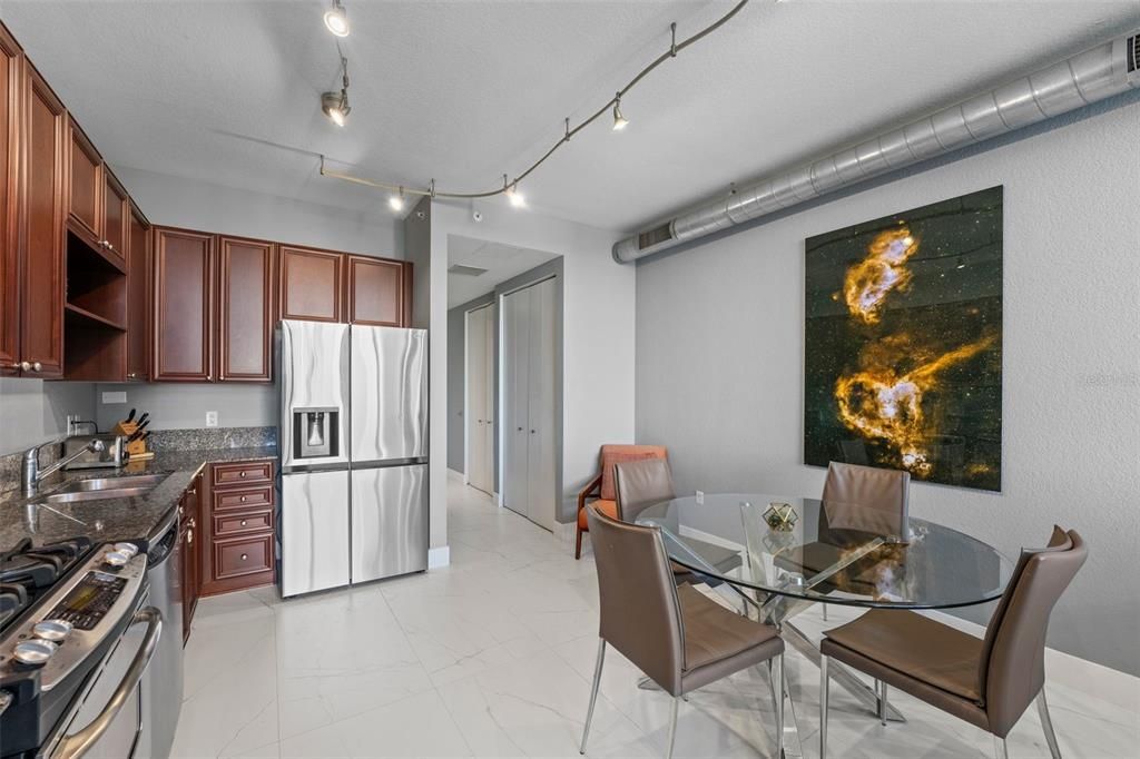 待售: $359,999 (1 贝兹, 1 浴室, 967 平方英尺)