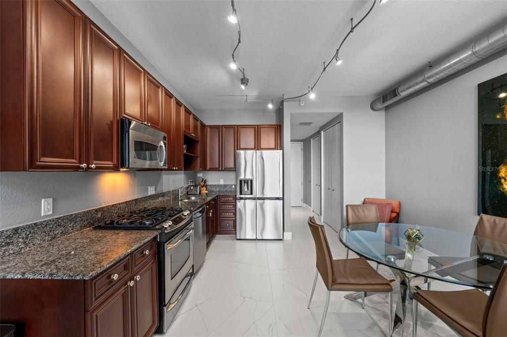 待售: $359,999 (1 贝兹, 1 浴室, 967 平方英尺)