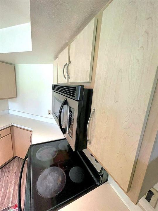 Active With Contract: $149,900 (1 beds, 1 baths, 842 Square Feet)