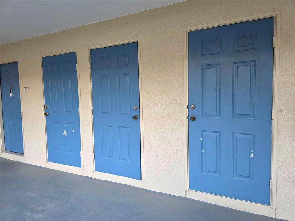 Active With Contract: $149,900 (1 beds, 1 baths, 842 Square Feet)