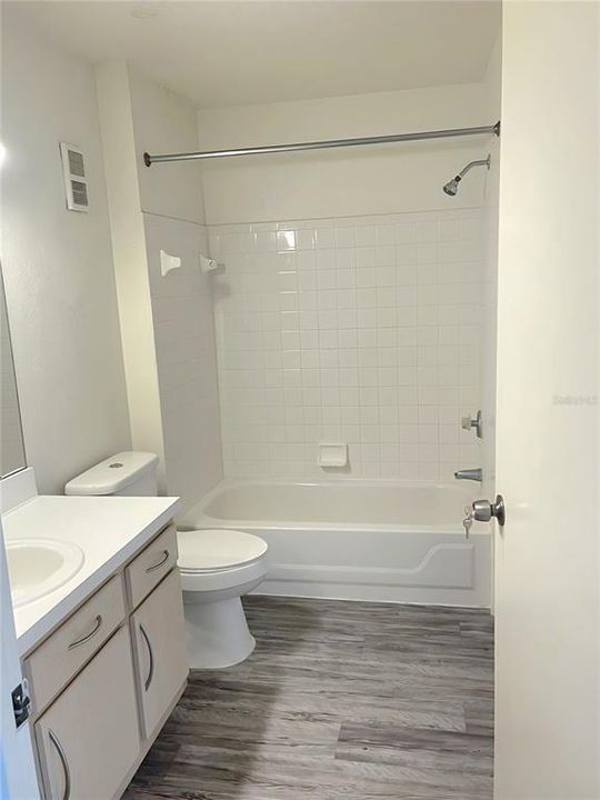 Active With Contract: $149,900 (1 beds, 1 baths, 842 Square Feet)