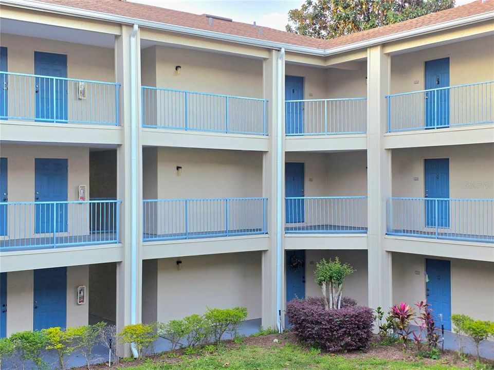 Active With Contract: $149,900 (1 beds, 1 baths, 842 Square Feet)