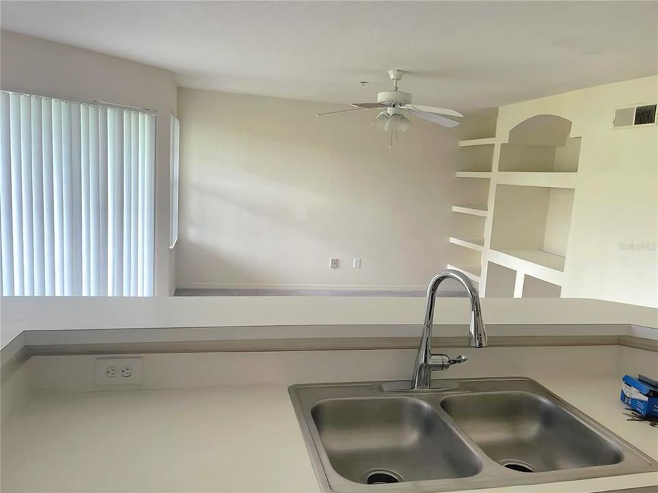 Active With Contract: $149,900 (1 beds, 1 baths, 842 Square Feet)