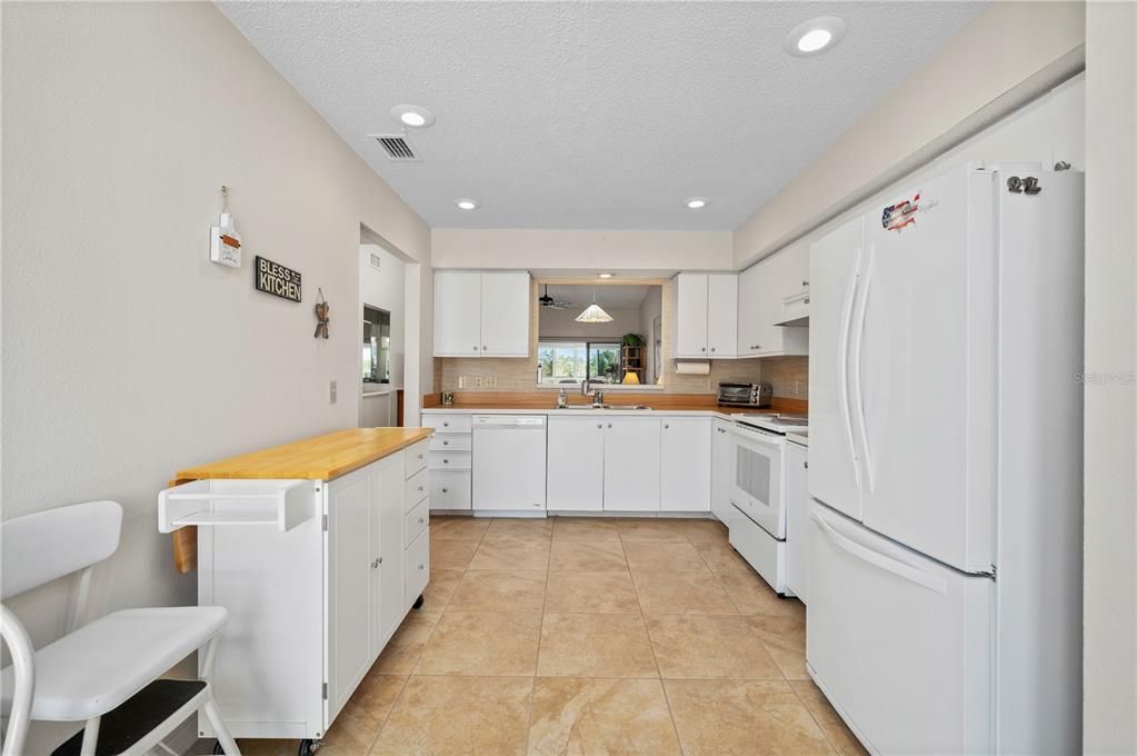 For Sale: $229,900 (2 beds, 2 baths, 1279 Square Feet)