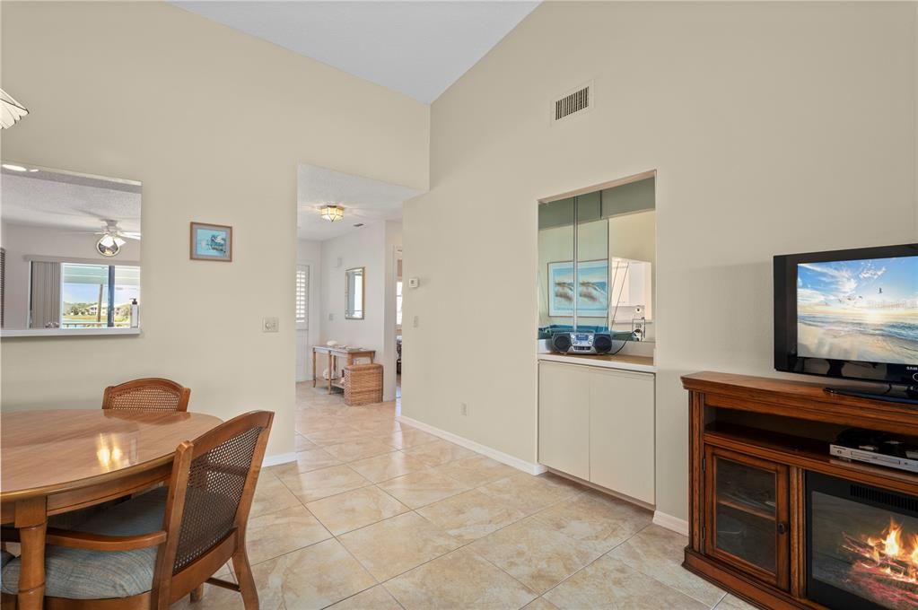 For Sale: $229,900 (2 beds, 2 baths, 1279 Square Feet)