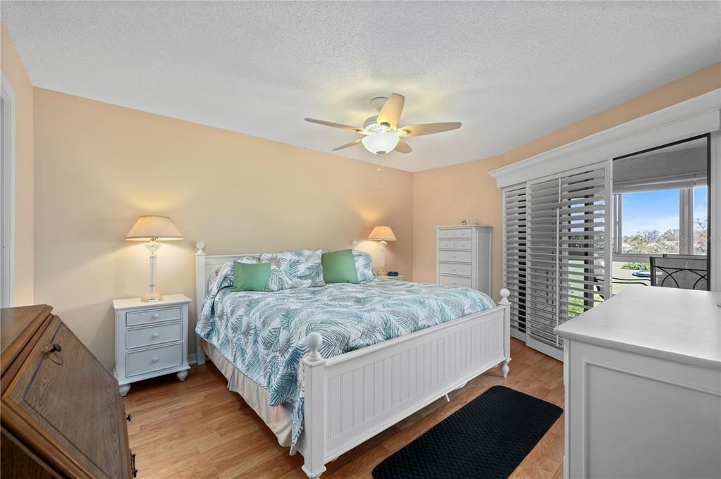 For Sale: $229,900 (2 beds, 2 baths, 1279 Square Feet)