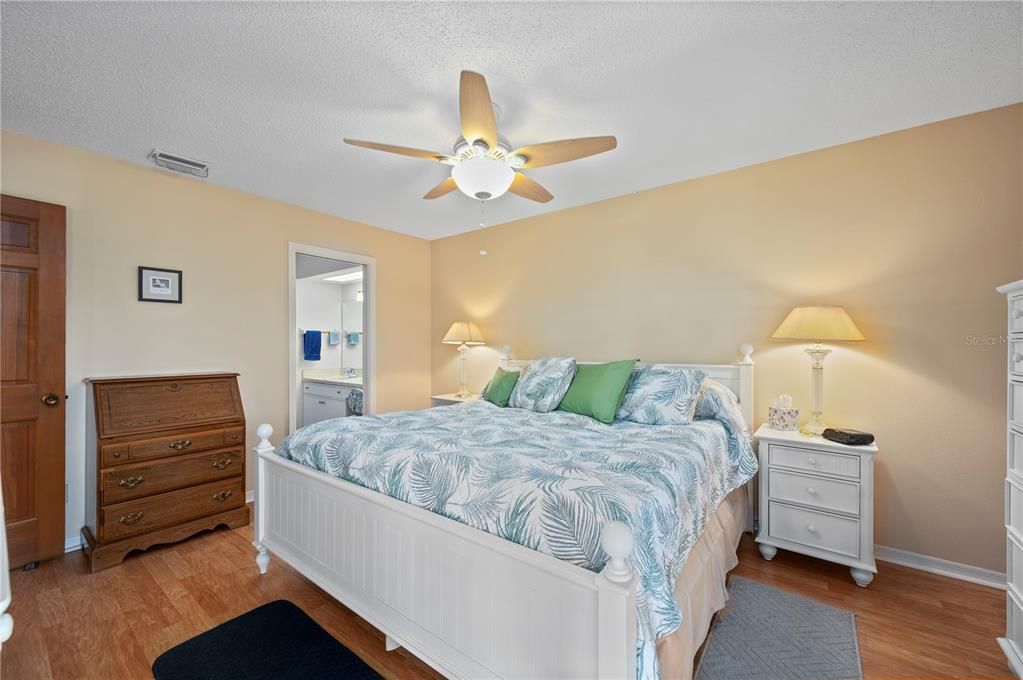 For Sale: $229,900 (2 beds, 2 baths, 1279 Square Feet)