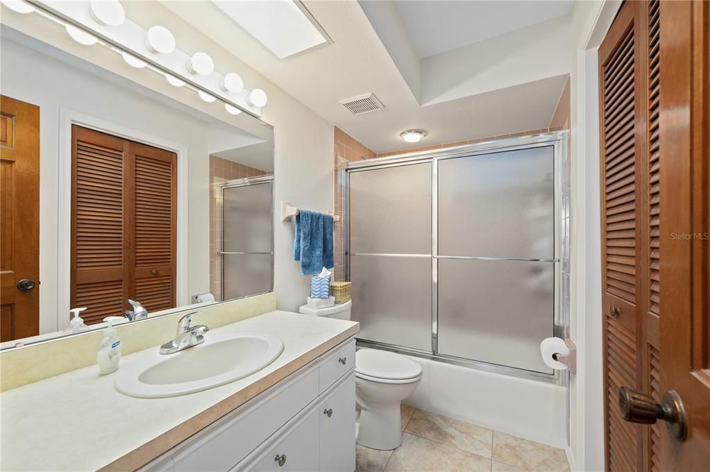 For Sale: $229,900 (2 beds, 2 baths, 1279 Square Feet)