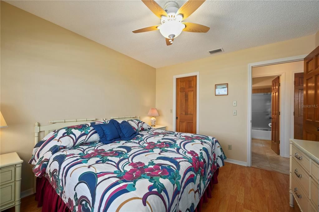 For Sale: $229,900 (2 beds, 2 baths, 1279 Square Feet)