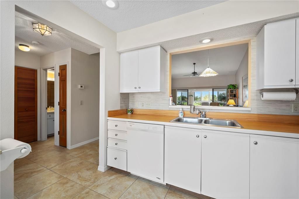 For Sale: $229,900 (2 beds, 2 baths, 1279 Square Feet)